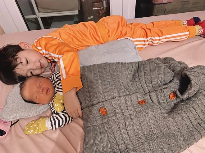 Mẹ đẻ thêm em con trai mạc hồng quân ghen hờn dỗi mẹ chả yêu con gì cả - 2
