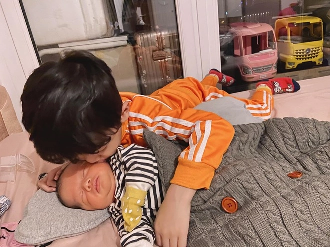 Mẹ đẻ thêm em con trai mạc hồng quân ghen hờn dỗi mẹ chả yêu con gì cả - 3