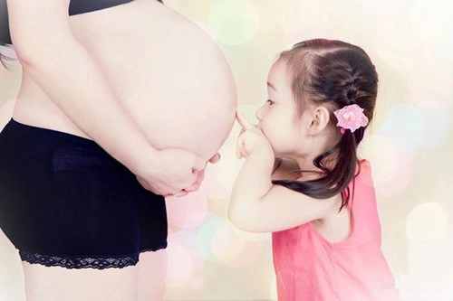 Mẹ đẻ thêm em con trai mạc hồng quân ghen hờn dỗi mẹ chả yêu con gì cả - 6