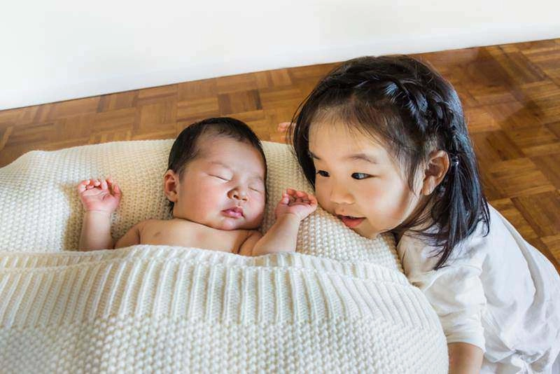 Mẹ đẻ thêm em con trai mạc hồng quân ghen hờn dỗi mẹ chả yêu con gì cả - 7