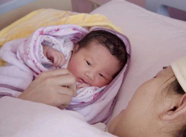 Mẹ trẻ xuất viện quên luôn con trong phòng sản phụ nhìn mặt em bé ai cũng nói kháu khỉnh - 3