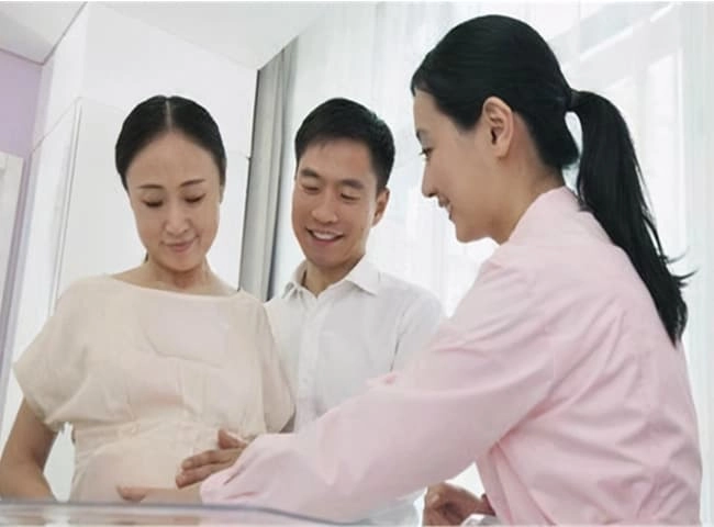 Mẹ trẻ xuất viện quên luôn con trong phòng sản phụ nhìn mặt em bé ai cũng nói kháu khỉnh - 4