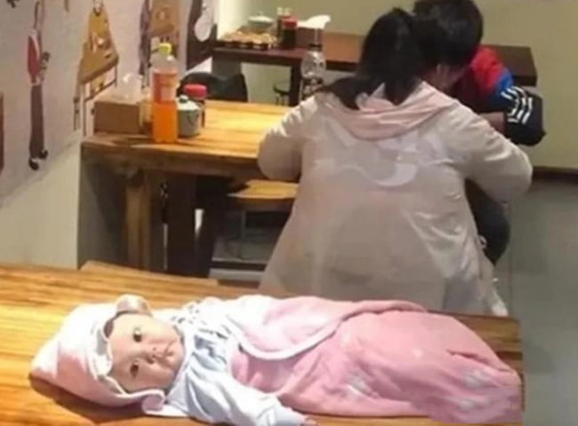 Mẹ trẻ xuất viện quên luôn con trong phòng sản phụ nhìn mặt em bé ai cũng nói kháu khỉnh - 5