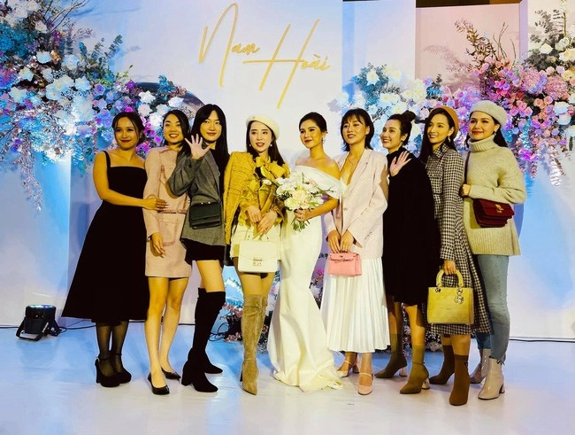 Mỹ nhân vũ trụvtv đi ăn cưới ngày rét ai cũng trùm kín riêng phương oanh phong phanh thềm ngực - 1