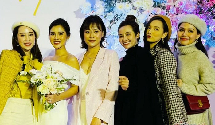 Mỹ nhân vũ trụvtv đi ăn cưới ngày rét ai cũng trùm kín riêng phương oanh phong phanh thềm ngực - 4