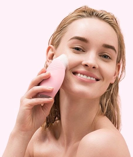 Nên dùng máy rửa mặt hay chỉ dùng tay làm sạch da là đủ - 3