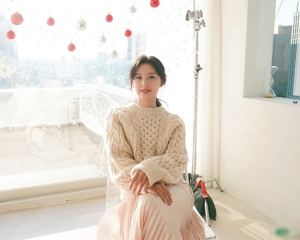 Ngắm style của mỹ nhân hậu duệ mặt trời trong phim mới nàng nhặt được khối outfit hay ho - 2