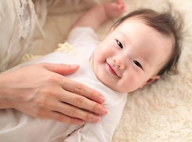 Nghe lời mẹ chồng cắt lông mi cho con khi con gái được 1 tuổi mẹ trẻ ngẩn ngơ - 1
