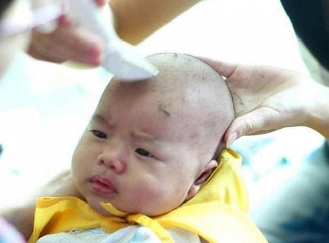 Nghe lời mẹ chồng cắt lông mi cho con khi con gái được 1 tuổi mẹ trẻ ngẩn ngơ - 2
