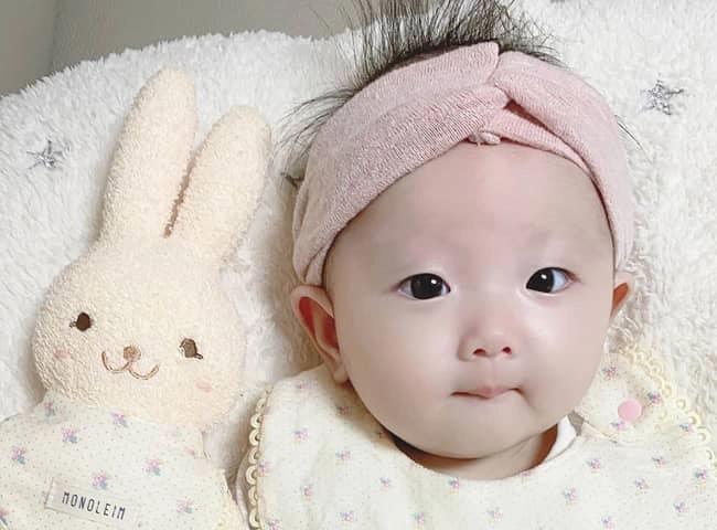 Nghe lời mẹ chồng cắt lông mi cho con khi con gái được 1 tuổi mẹ trẻ ngẩn ngơ - 3