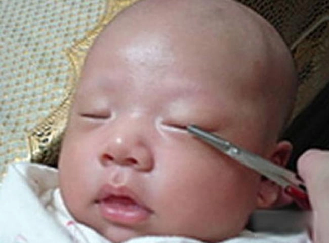 Nghe lời mẹ chồng cắt lông mi cho con khi con gái được 1 tuổi mẹ trẻ ngẩn ngơ - 7