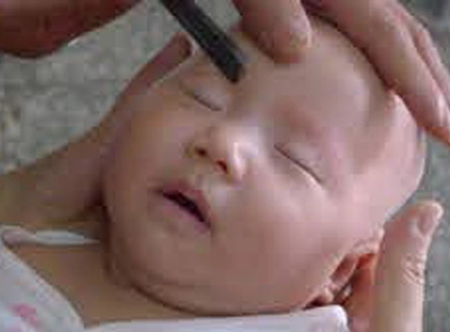 Nghe lời mẹ chồng cắt lông mi cho con khi con gái được 1 tuổi mẹ trẻ ngẩn ngơ - 8