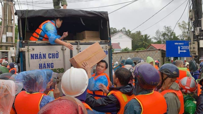 Ngoài thuỷ tiên 4 sao việt nữa cũng đang bỏ con nheo nhóc ở nhà ra miền trung cứu hộ - 8