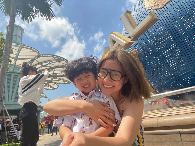 Khoe con tam bon nhung hình ảnh bốc lửa của ngọc lan phan chieu trong guong lại được nhớ mãi - 4