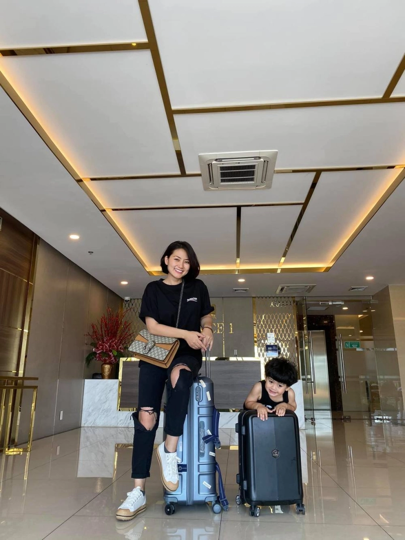 Khoe con tam bon nhung hình ảnh bốc lửa của ngọc lan phan chieu trong guong lại được nhớ mãi - 5