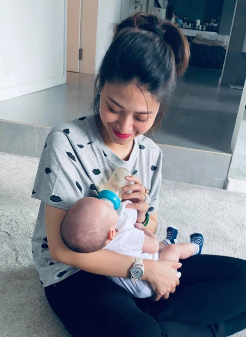 Ngọc trinh cho con trai hà hồ bú kim lý tiết lộ về bé leon ăn nhiều lắm - 3