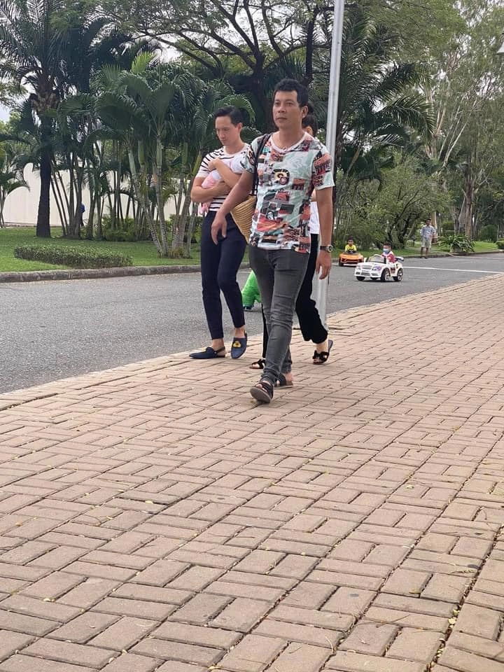 Người đi đường gặp kim lý hà hồ bế con ở khu nhà giàu lisa lấp ló được khen hotgirl - 1