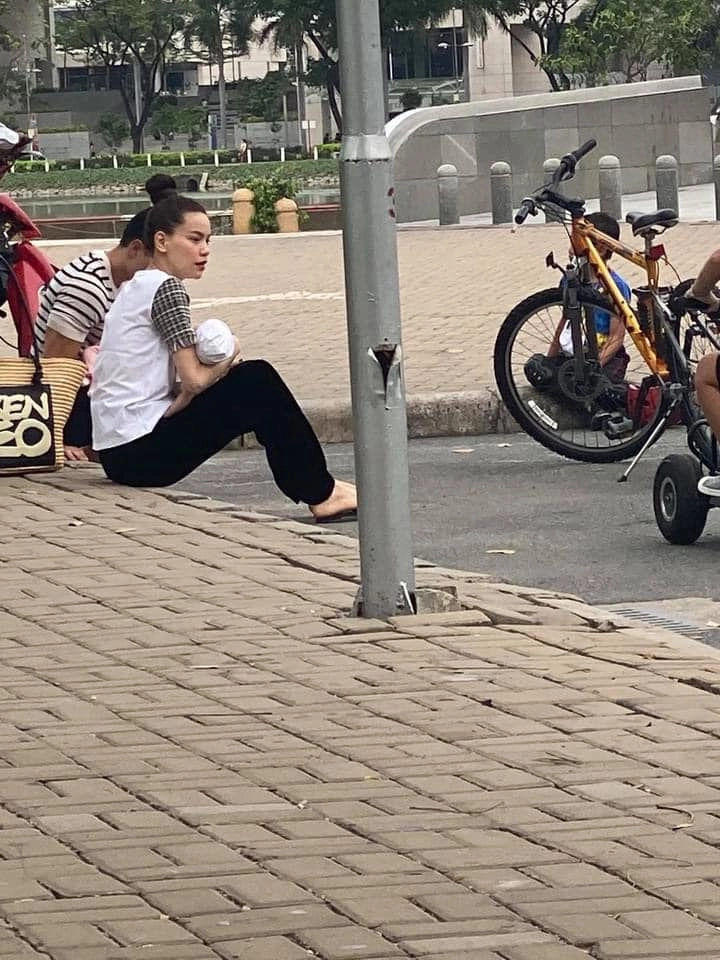Người đi đường gặp kim lý hà hồ bế con ở khu nhà giàu lisa lấp ló được khen hotgirl - 3