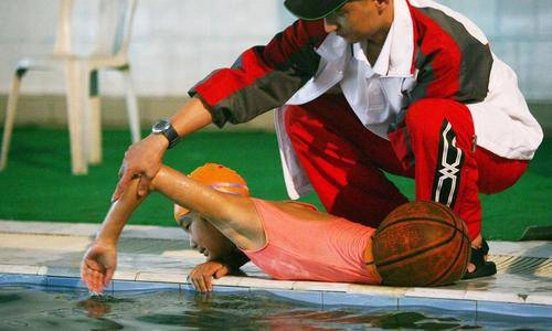 Nhan sắc xinh đẹp vịt hoá thiên nga của cô bé nửa thân dưới là quả bóng rổ - 5
