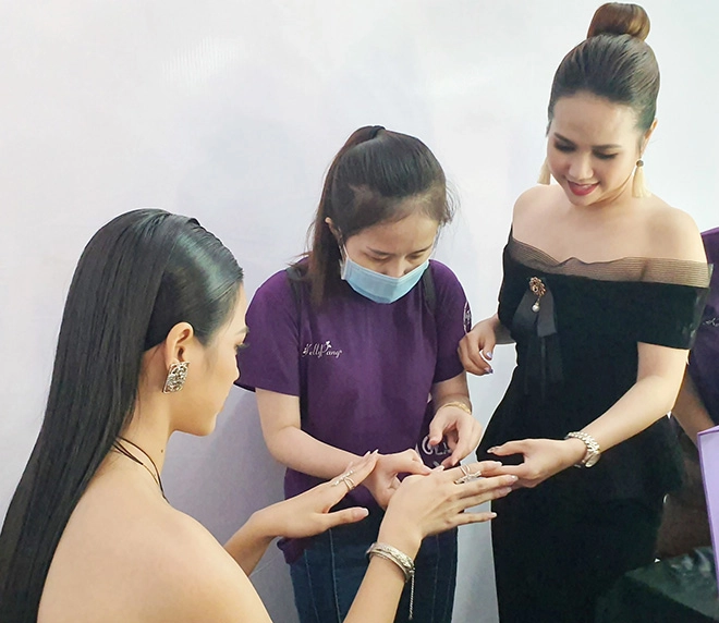 Những mẫu nail đẹp mắt của pang mỹ nguyên trong show thời trang trần hùng - 6