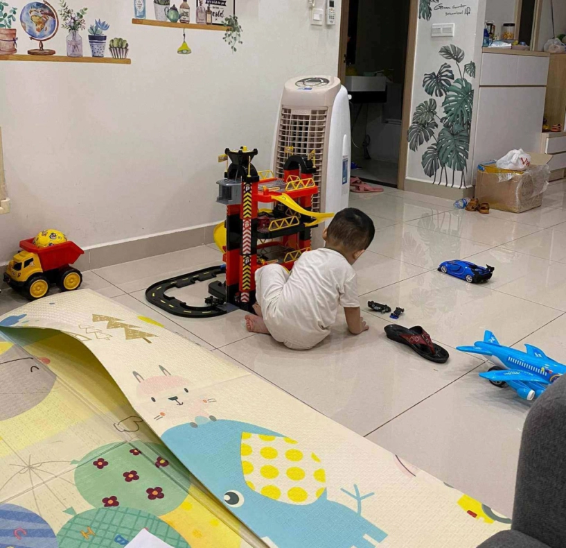 Nữ tiếp viên hàng không bị mercedes tông 1 năm trước nằm liệt giường 79 và làm mẹ đơn thân - 9