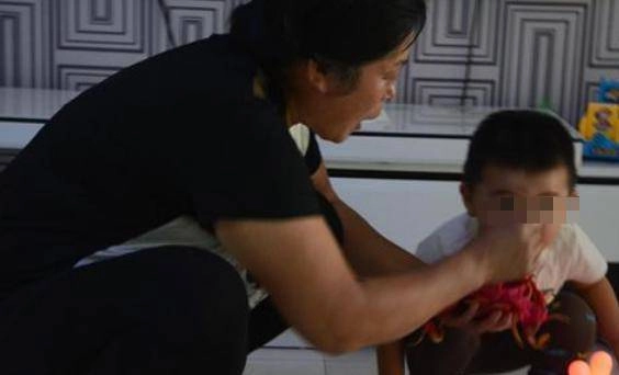 Ở với bảo mẫu 1 tháng con trai sụt 15kg nghe giải thích mẹ không giận mà thưởng thêm tiền - 3
