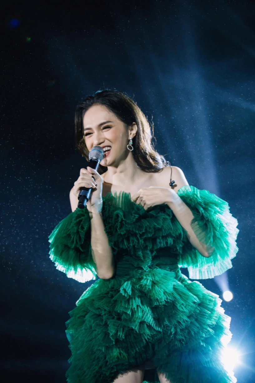 phải lòng 1 chiếc váy hương giang và thí sinh chuyển giới có màn đụng hàng rúng động làng mốt - 11