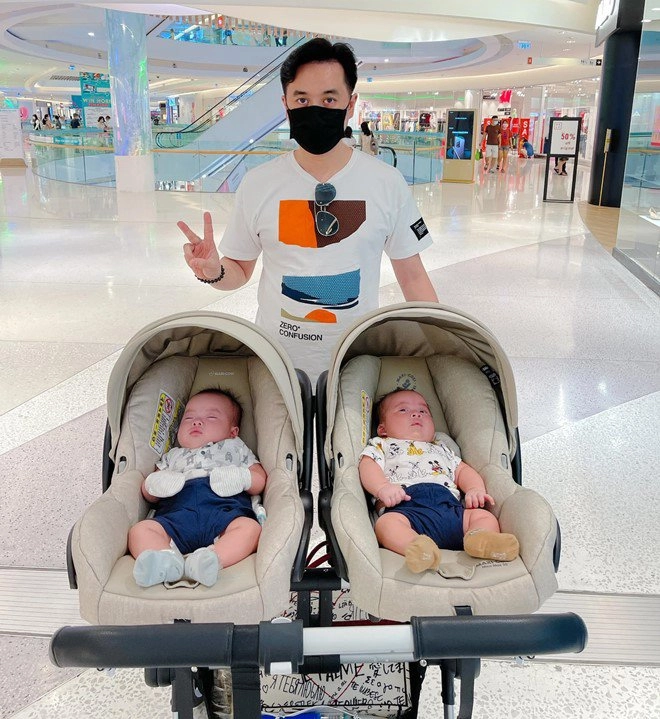 Phản ứng của người đi đường khi gặp 2 con dương khắc linh khiến bố mẹ bất ngờ - 1