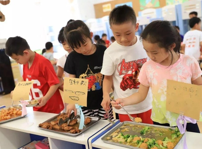 Phát hiện điểm lạ trong bức ảnh ăn trưa của con mẹ trẻ bức giận lao đến gặp hiệu trưởng - 1