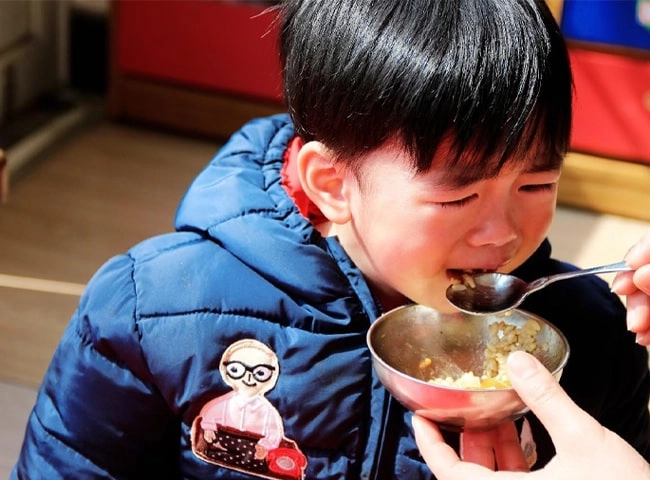 Phát hiện điểm lạ trong bức ảnh ăn trưa của con mẹ trẻ bức giận lao đến gặp hiệu trưởng - 3