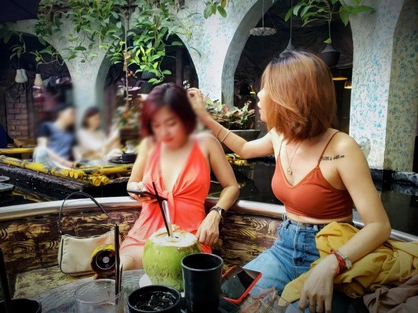 Phát hiện mẹ 1 con việt mắc bệnh dị ứng áo ngực cứ ra đường là hở hang hết cỡ - 11