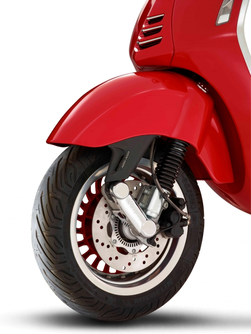 Phiên bản vespa 946 red về việt nam với giá bán hơn 400 triệu đồng - 4