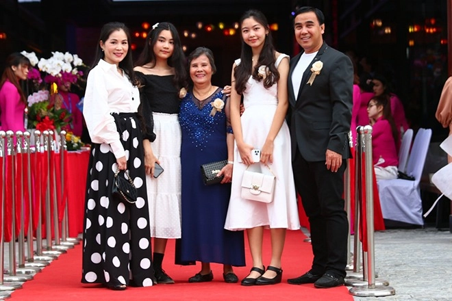 Quyền linh style nông dân nhưng bà xã là tay chơi sành mốt diện đồ át con gái hoa hậu - 2