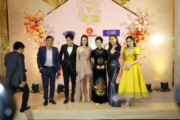 Quỳnh kool diện đầm vàng chói loá nhưng chưa chiếm sóng bằng vòng eo bé tí của phương oanh - 1