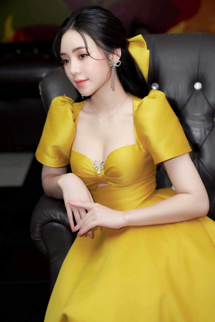 Quỳnh kool diện đầm vàng chói loá nhưng chưa chiếm sóng bằng vòng eo bé tí của phương oanh - 3