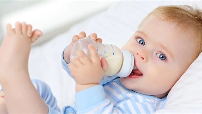 Rửa bình sữa theo cách này chẳng khác nào cho trẻ uống sữa độc các mẹ cần lưu ý - 1