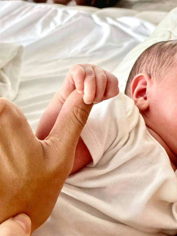 Sau bé lisa đến lượt con trai hồ ngọc hà rõ mặt lai tây đúng kim lý phiên bản nhí - 5
