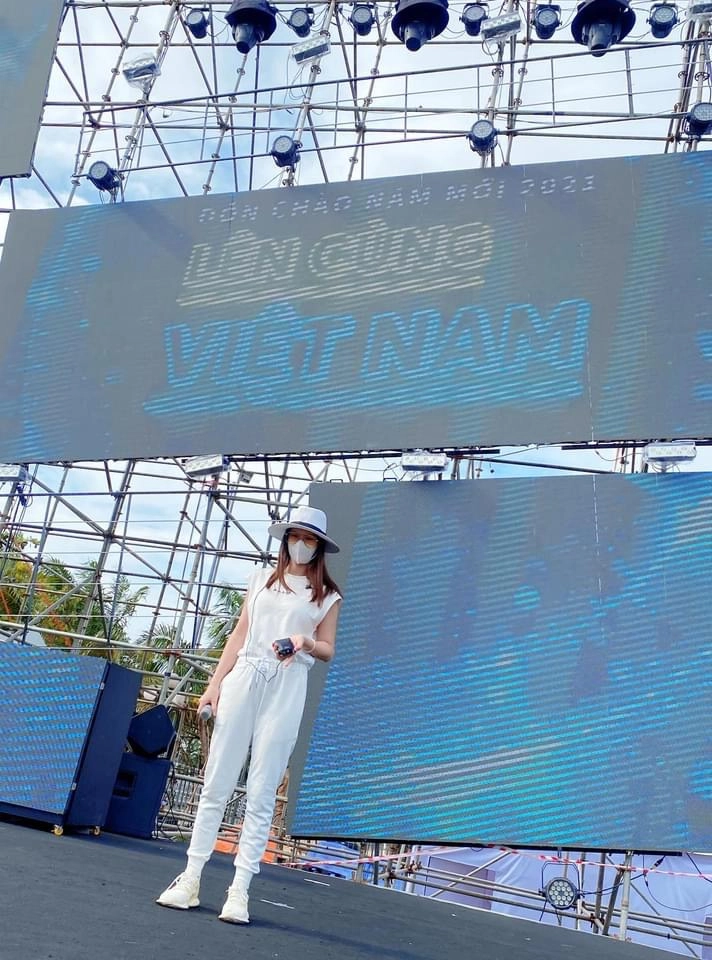 Sau khi làm mẹ đông nhi ăn mặc chất ngất chuộng đồ thể thao như gái teen - 3
