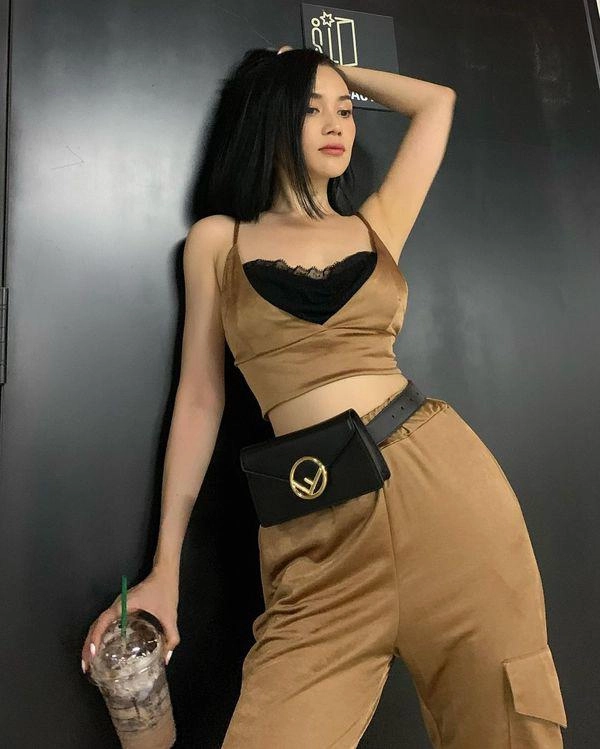 Sĩ thanh diện chiếc áo xoắn quẩy khoét sâu bất tận khuôn ngực tròn căng hoá nổi bần bật - 2