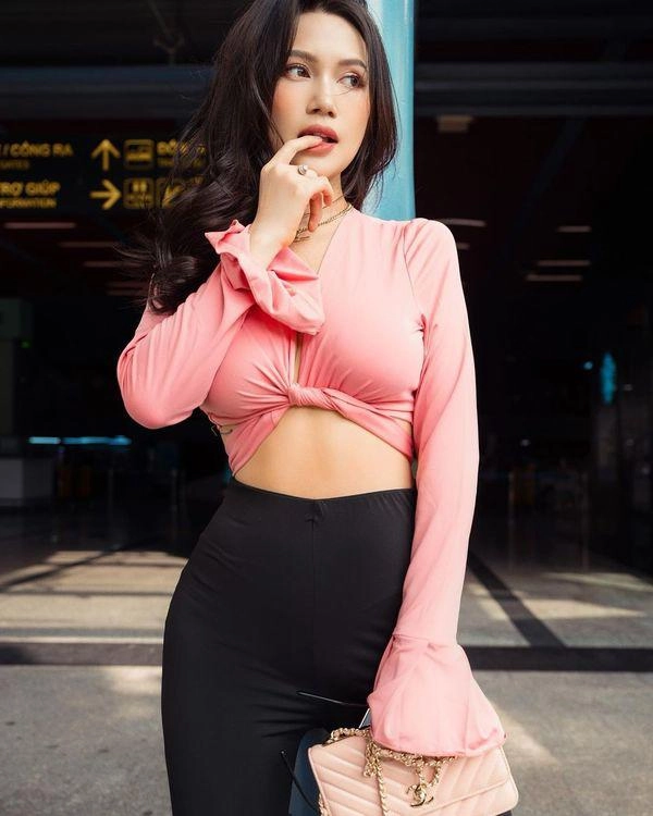 Sĩ thanh diện chiếc áo xoắn quẩy khoét sâu bất tận khuôn ngực tròn căng hoá nổi bần bật - 4
