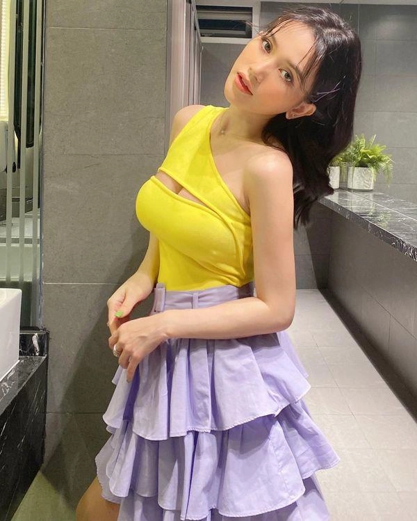 Sĩ thanh diện chiếc áo xoắn quẩy khoét sâu bất tận khuôn ngực tròn căng hoá nổi bần bật - 11