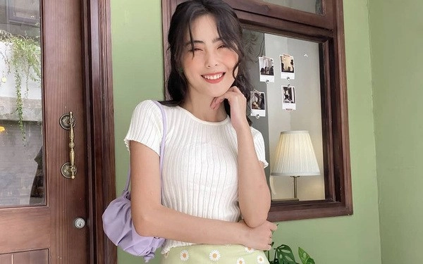 Sĩ thanh diện chiếc áo xoắn quẩy khoét sâu bất tận khuôn ngực tròn căng hoá nổi bần bật - 13