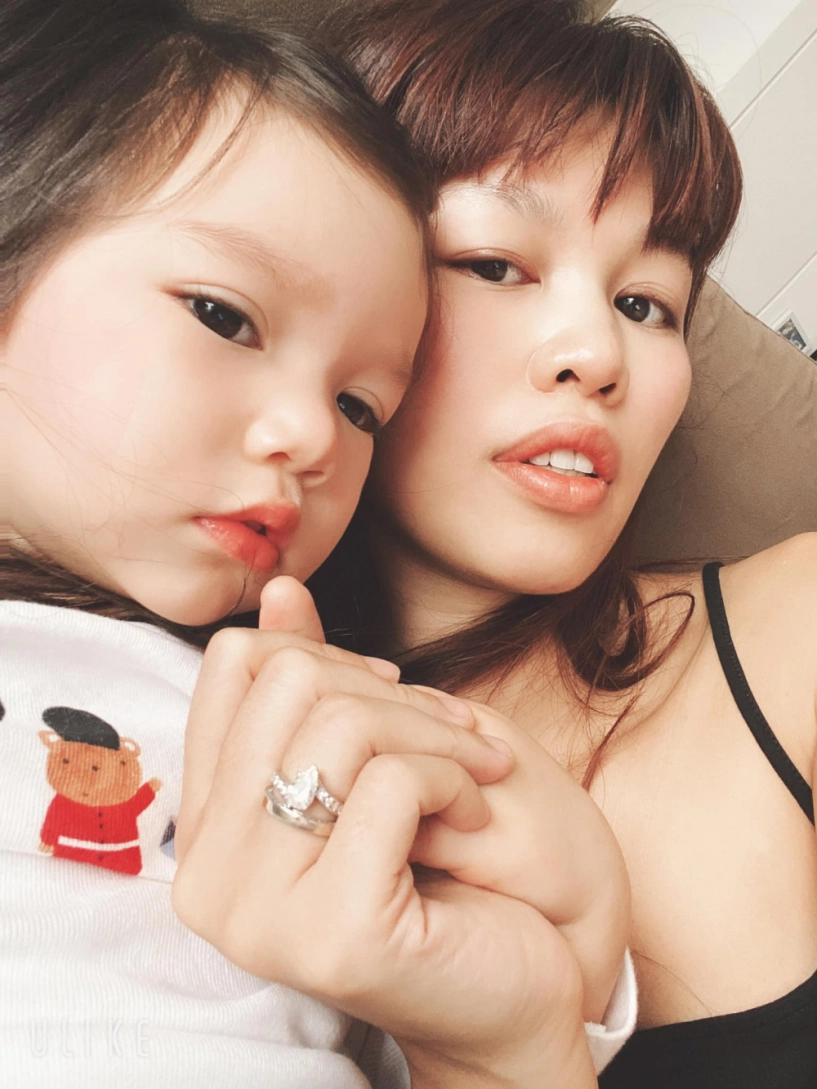Siêu mẫu hà anh phẫn nộ vì mặt xinh của con gái bị đem đi quảng cáo bán bò khô - 1
