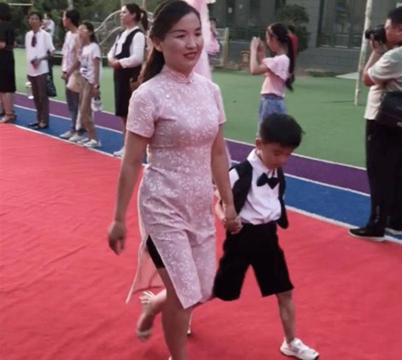 Sự thật về trang phục của bà mẹ trẻ khiến cô giáo phàn nàn tại buổi họp phụ huynh - 2