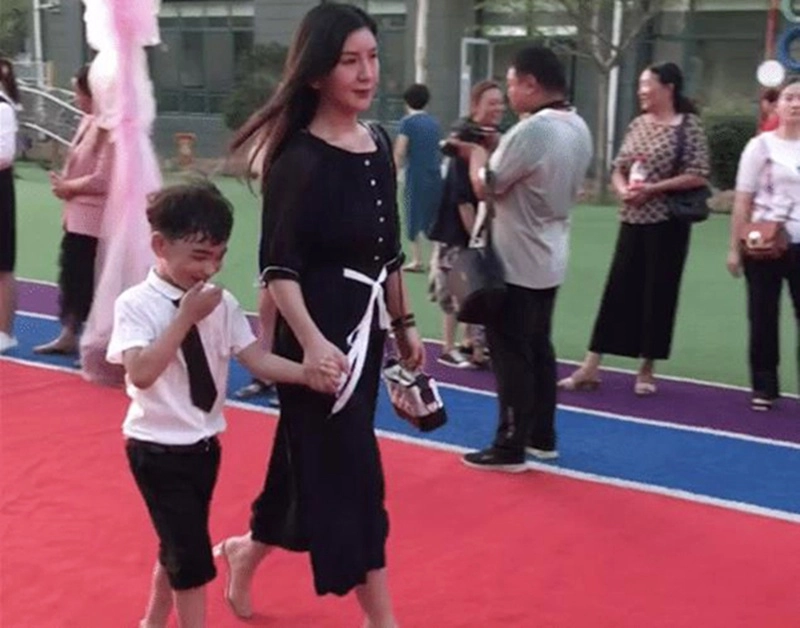Sự thật về trang phục của bà mẹ trẻ khiến cô giáo phàn nàn tại buổi họp phụ huynh - 3