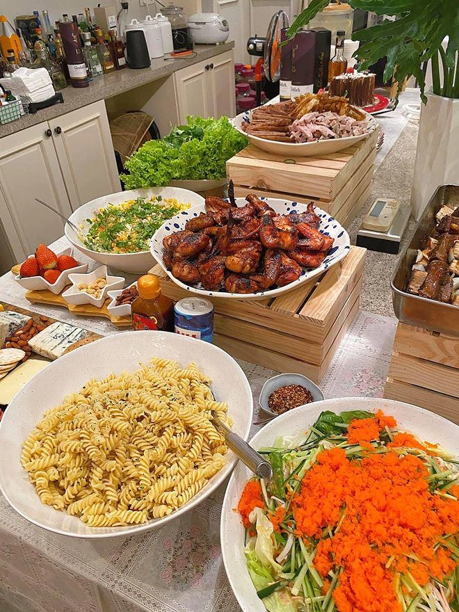 Tăng thanh hà nấu đãi bạn mà ngỡ như buffet nhà hàng đầu bếp nổi tiếng còn vào khen - 3