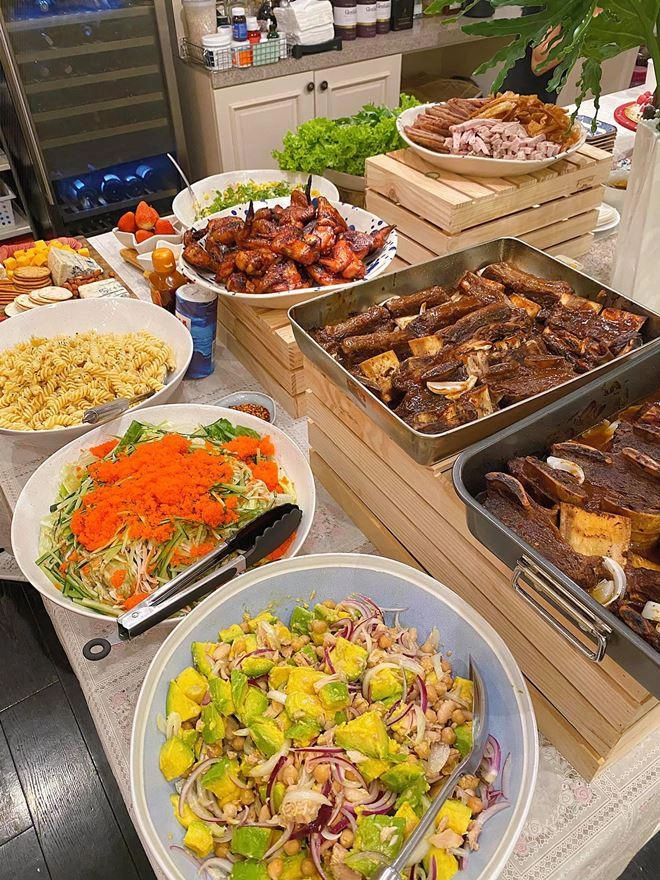 Tăng thanh hà nấu đãi bạn mà ngỡ như buffet nhà hàng đầu bếp nổi tiếng còn vào khen - 4