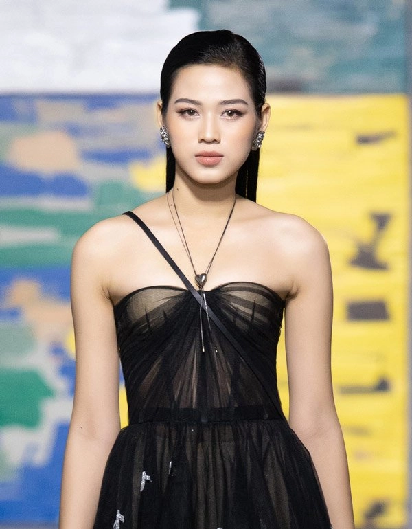 Thanh hằng diện váy xuyên thấu hở như không hở đỉnh cao của chị đại làng mốt là đây - 7