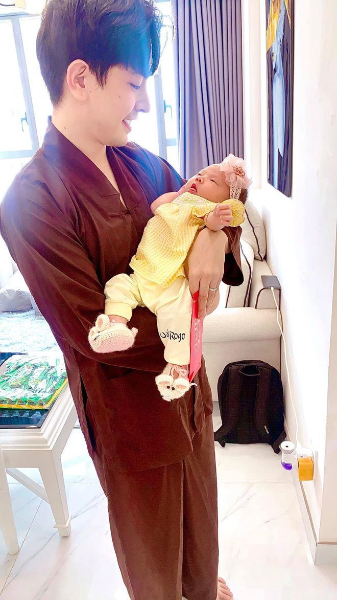 Thu thủy khoe con gái với chồng kém 10 tuổi đôi mắt biết cười cực cuốn hút - 6