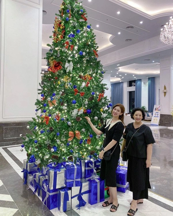 Thương mẹ vất vả hari won sắm ngay combo túi xách và dép hiệu gần 200 triệu để diện cùng - 6